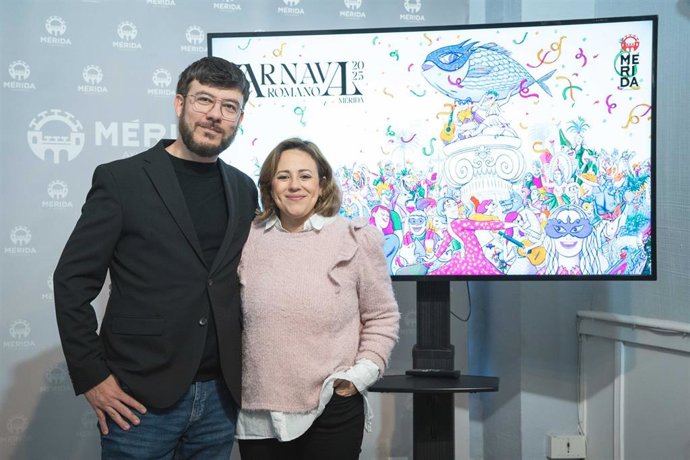 El cantante del dúo 'Antílopez', Miguel Ángel Márquez junto a la delegada de Festejos Ana Aragoneses antes del Pregón de los Carnavales Romanos de Mérida
