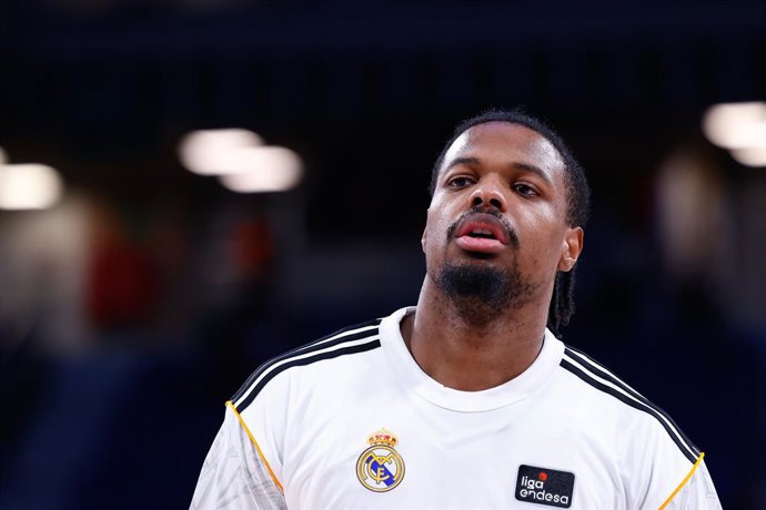 Dennis Smith Jr., do Real Madrid, observa a partida de basquete do Campeonato Espanhol, Liga ACB Endesa, disputada entre o Real Madrid e o Joventut Badalona na Movistar Arena, em 2 de fevereiro de 2025, em Madri, Espanha.