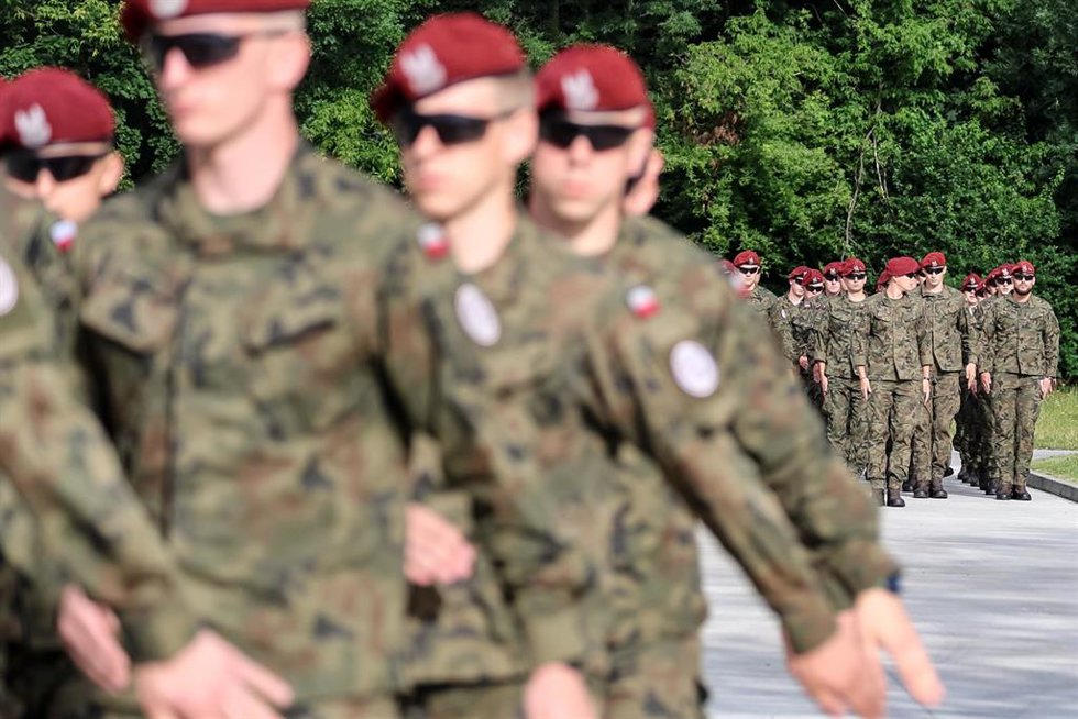 Archivo - Imagen de archivo de miembros del Ejército de Polonia durante un desfile militar.
