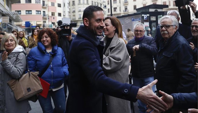 Archivo - El alcalde de Mislata y secretario general del PSPV-PSOE en la provincia de Valencia, Carlos Fernández Bielsa (c), saluda a su llegada a la sede del partido