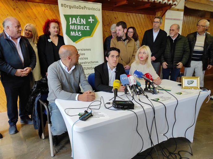 Archivo - El portavoz de JM+, Luis García Millán (c), junto a José María Cano y María Espejo, informa de la ruptura del pacto con el PP y el acuerdo de moción de censura con el PSOE.