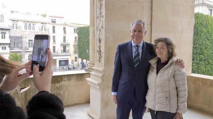 Recepción del alcalde de Sevilla en el Ayuntamiento a los asistentes a la jornada.