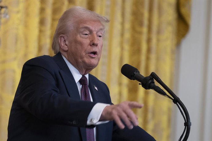 27 de fevereiro de 2025, Washington, Distrito de Columbia, EUA: O presidente dos Estados Unidos, Donald J. Trump, e o primeiro-ministro do Reino Unido, Keir Starmer, realizam uma coletiva de imprensa conjunta no Salão Leste da Casa Branca em Washington, D