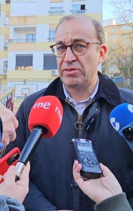 Archivo - El alcalde de Cáceres, Rafael Mateos, atiende a los medios en Cáceres