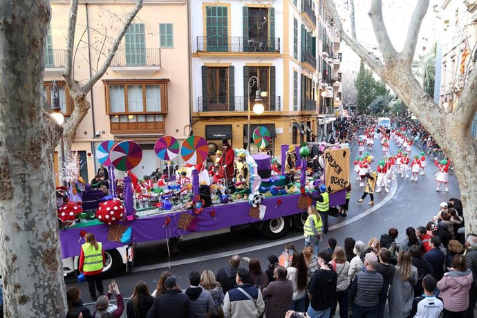 Archivo - Carrozas y comparsas durante la celebración de Sa Rueta y Sa Rua 2023.