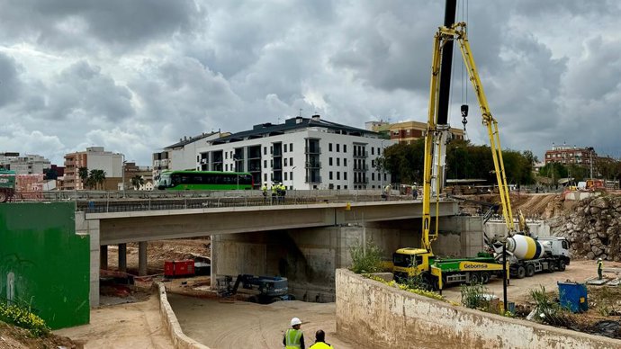 Construcció de l'estructura del pont de Paiporta de Metrovalencia sobre el barranc del Poyo