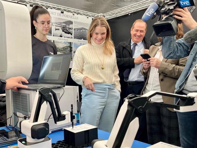 La presidenta del Govern, Marga Prohens, y el conseller del Mar y el Ciclo del Agua, Juan Manuel Lafuente, en uno de los puestos del Día de Baleares.