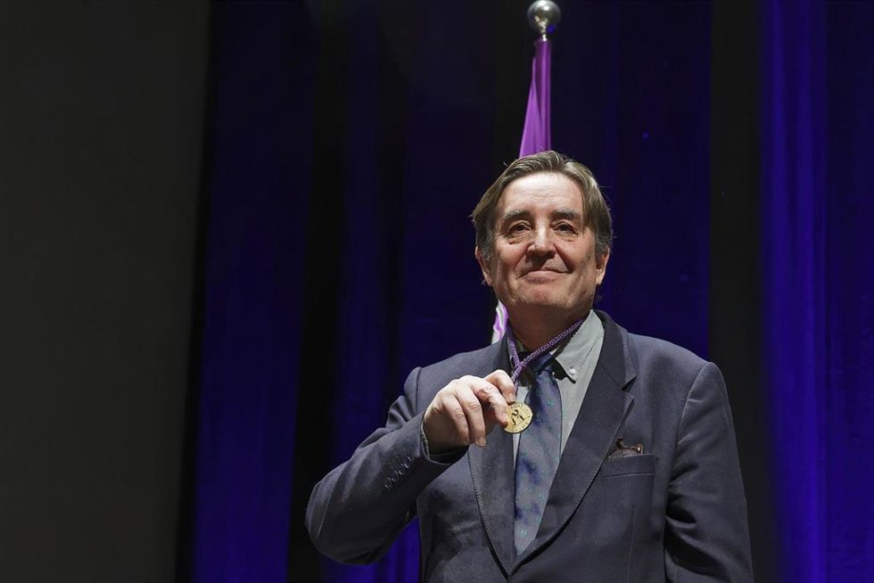 Luis García Montero tras recoger la Medalla de la UJI