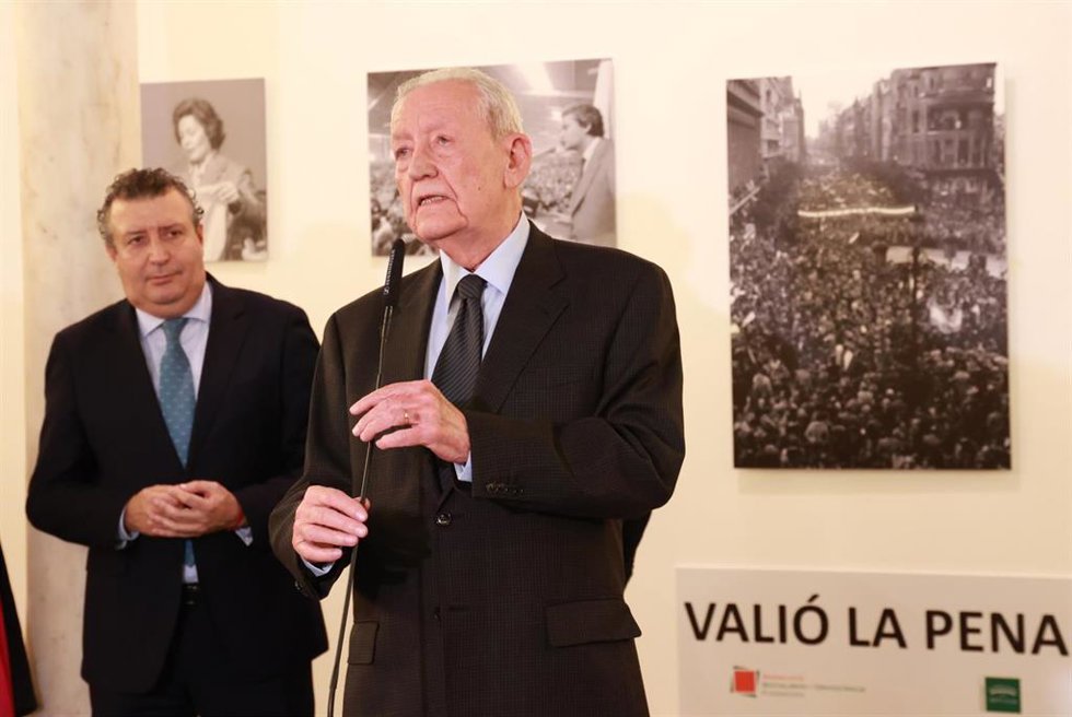 Archivo - El que fuera primer presidente de la Junta de Andalucía, Rafael Escuredo, en un acto en la Casa de la Provincia de Sevilla en una imagen de archivo