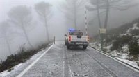 Cortada la carretera que da acceso al refugio de Peñas Blancas entre Estepona y Genalguacil debido a una nevada