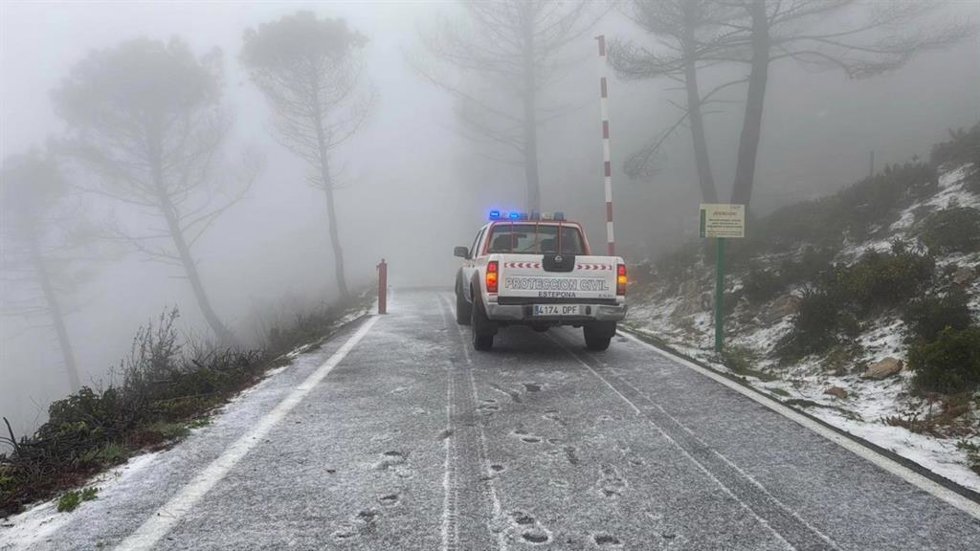 Vehículo de Protección Civil en la carretera entre Estepona y Genalguacil que da acceso al refugio de Peñas Blancas.