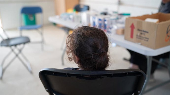 Archivo - Una niña en la unidad de emergencia de Save the Children en la Franja de Gaza, en 2024.