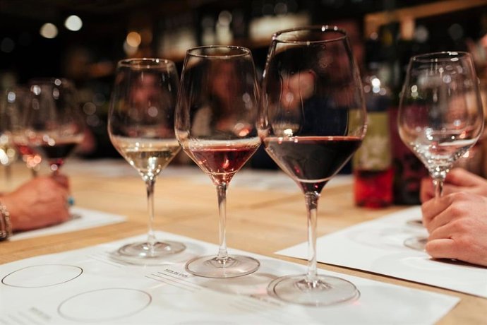 Quiñón de Valmira 2023, de Álvaro Palacios y Las Beatas 2021, de Telmo Rodríguez, obtienen 100 puntos Parker