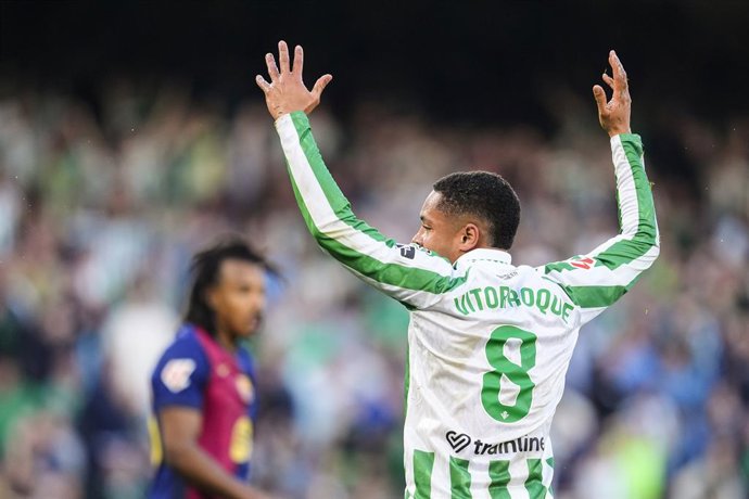 Archivo - Vitor Roque, do Real Betis, gesticula durante a partida de futebol do campeonato espanhol, LaLiga EA Sports, disputada entre Real Betis e FC Barcelona no estádio Benito Villamarin, em 7 de dezembro de 2024, em Sevilha, Espanha.