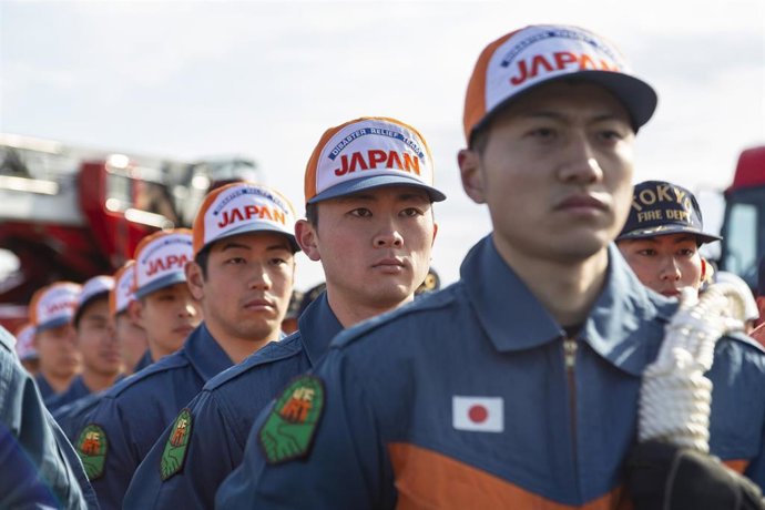 Archivo - Imagen de archivo de miembros del Cuerpo de Bomberos de Tokio, Japón.