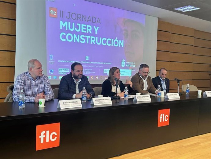 Rafael Bravo, vicepresidente de FLC; Jenaro Martínez, vicepresidente y secretario de FLC; Gimena Llamedo, vicepresidenta del Principado; Joel García, presidente de FLC, y Tomás Fernández, alcalde de Ribera de Arriba.