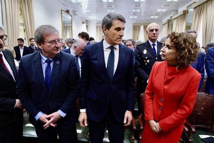 La vicepresidenta del Gobierno y ministra de Hacienda, María Jesús Montero, junto al Secretario de Estado de Memoria Democrática, Fernando Martínez (i), y el delegado del Gobierno en Andalucía, Pedro Fernández (c), en un acto en Málaga