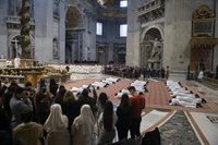 El Papa pide "evitar pompas" a responsables de celebraciones litúrgicas y pone de ejemplo a santa Teresa de Ávila