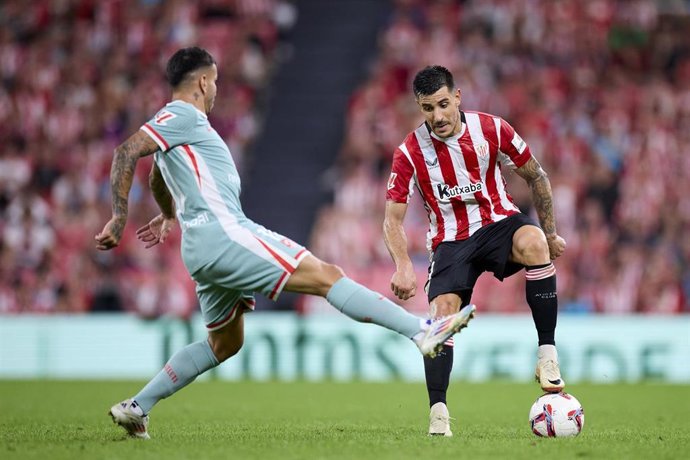 Archivo - El delantero del Atlético de Madrid Ángel Correa disputa un balón al lateral del Athletic Club Yuri Berchiche en el partido de LaLiga EA Sports disputado en el Estadio San Mamés.