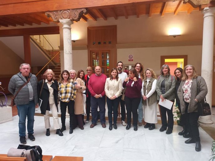 Imagen de la concejala de Servicios Sociales, Ángeles Díaz, con representantes de la Comunidad gitana.