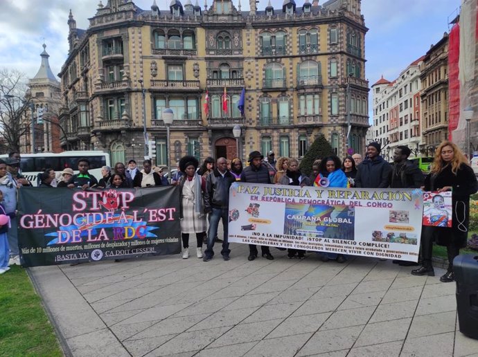 Concentración para reclamar paz en la R.D. Congo frente a la subdelegación de Gobierno de Bilbao