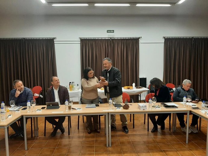 La presidenta de la Fecam, Mari Brito, y el secretario, Vicente Rodríguez, en una reunión de la comisión ejecutiva