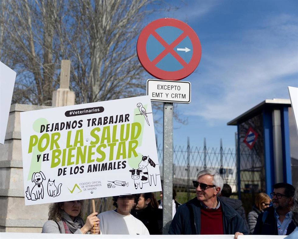 Varias personas durante una manifestación contra la legislación sobre medicamentos veterinarios, que impide dispensarlos para tratar a animales a su cargo, a 28 de febrero de 2025, en Madrid (España). 