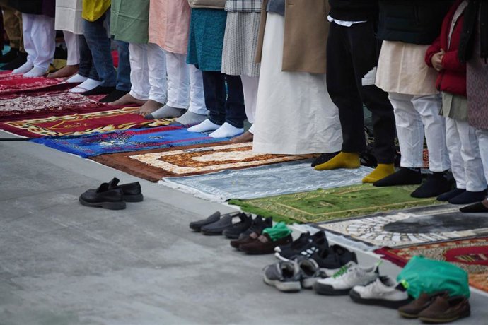 Archivo - Varias personas musulmanas rezando.