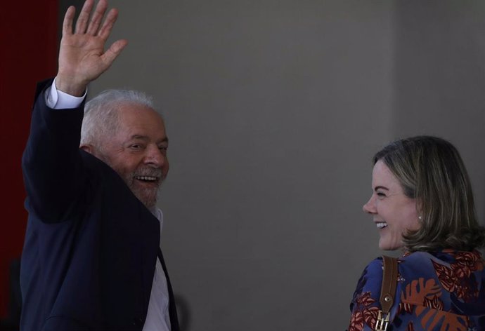 Archivo - El presidente electo de Brasil, Luiz Inácio Lula da Silva, y la diputada Gleisi Hoffmann