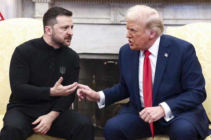 28 de fevereiro de 2025, Washington, Distrito de Columbia, EUA: O presidente ucraniano Volodymyr Zelensky (à esquerda) conversa com o presidente dos EUA, Donald Trump (à direita), no Salão Oval da Casa Branca em Washington, DC, EUA, em 28 de fevereiro de 
