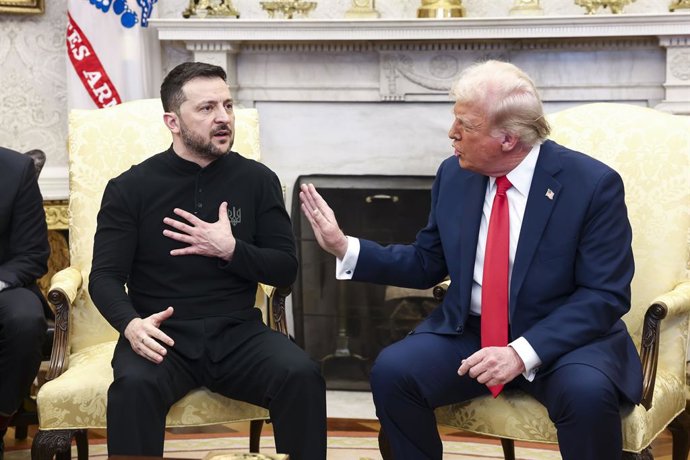 28 de fevereiro de 2025, Washington, Distrito de Columbia, EUA: O presidente ucraniano Volodymyr Zelensky (à esquerda) conversa com o presidente dos EUA, Donald Trump (à direita), no Salão Oval da Casa Branca em Washington, DC, EUA, em 28 de fevereiro de 