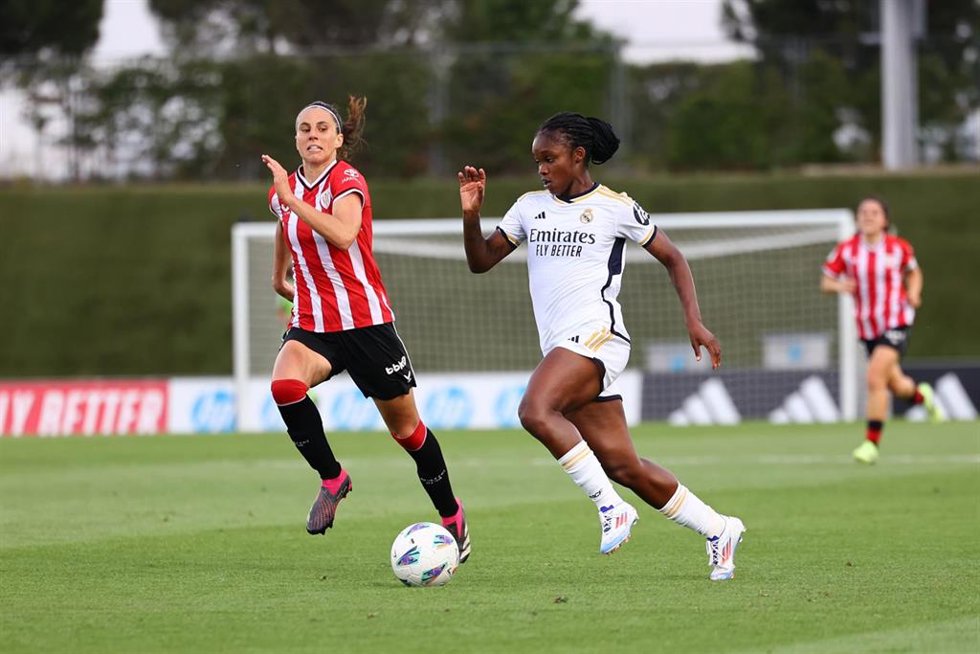 Archivo - Linda Caicedo conduce la pelota durante el Real Madrid-Athletic Club de la Liga F 23-24