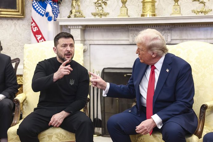 28 de fevereiro de 2025, Washington, Distrito de Columbia, EUA: O presidente dos EUA, Donald Trump (à direita), reúne-se com o presidente ucraniano Volodymyr Zelensky (à esquerda) no Salão Oval da Casa Branca em Washington, DC, EUA, em 28 de fevereiro de 