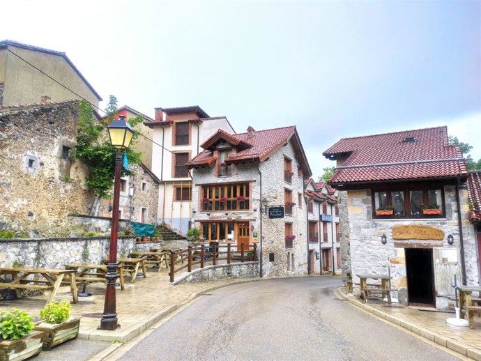 Archivo - Parroquia de Sotres, en el concejo asturiano de Cabrales, con los Picos de Europa al fondo.