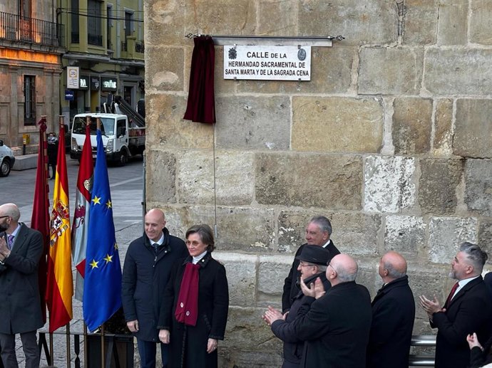 El alcalde de León con la presidenta de Santa Marta y la Sagrada Cena bajo la placa homenaje descubierta este viernes