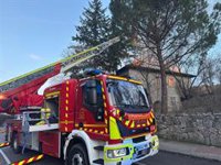 Controlado un incendio sin heridos que deja al borde del colapso la cubierta de una vivienda de Alpedrete
