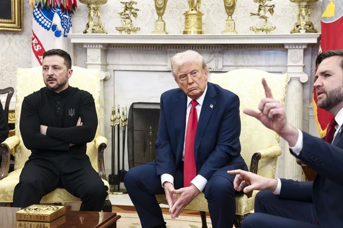 28 de fevereiro de 2025, Washington, Distrito de Columbia, EUA: O vice-presidente dos EUA, JD Vance (R), fala durante uma reunio entre o presidente dos EUA, Donald Trump (C), e o presidente ucraniano, Volodymyr Zelensky (L), no Salo Oval da Casa Branc