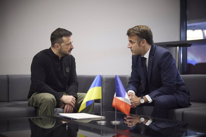 Archivo - November 7, 2024, Budapest, Hungary: Ukrainian President Volodymyr Zelenskyy, left, during a bilateral meeting with French President Emmanuel Macron, right, on the sidelines of the 5th European Political Community Summit, November 7, 2024 in Bud