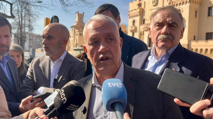 El secretari general del PP de Catalunya, Santi Rodríguez, en declaracions als mitjans enfront de la Caserna del Bruc de Barcelona després de la reunió mantinguda amb l'Associació militar de Tropa i Marinería (ATME)