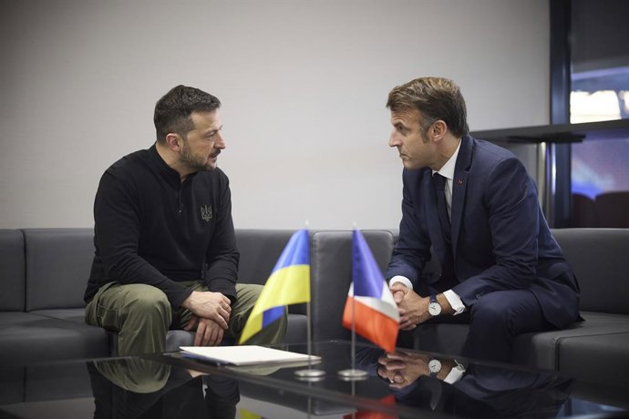 Archivo - 7 de novembro de 2024, Budapeste, Hungria: O presidente ucraniano Volodymyr Zelenskyy, à esquerda, durante uma reunião bilateral com o presidente francês Emmanuel Macron, à direita, à margem da 5ª Cúpula da Comunidade Política Europeia, em 7 de 