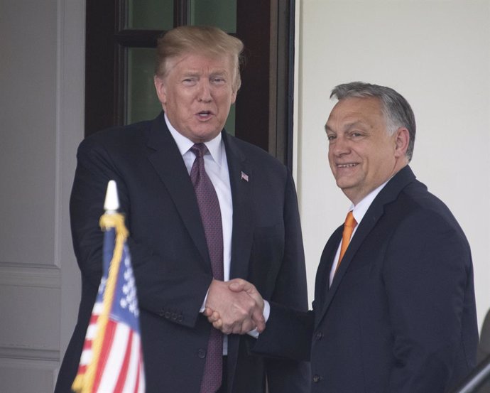 Archivo - May 13, 2019 - Washington, District of Columbia, U.S. - United States President Donald J. Trump, left, shakes hands with Prime Minister Viktor Orban of Hungary, right, as he welcomes him to the White House in Washington, DC on Monday, May 13, 20