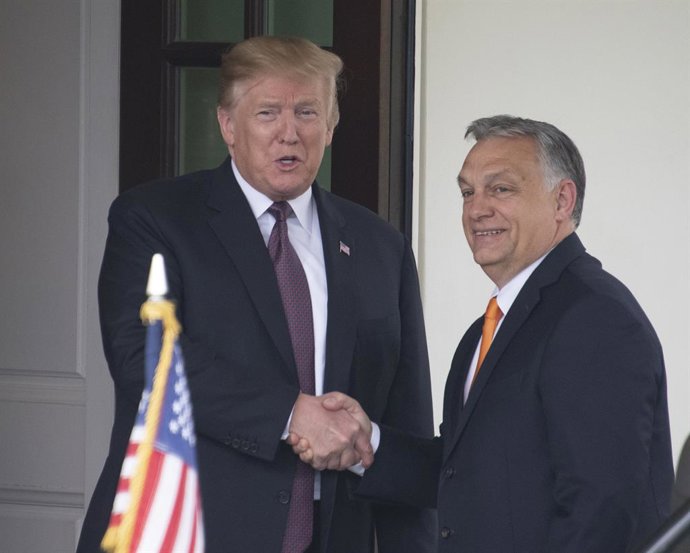 Archivo - 13 de maio de 2019 - Washington, Distrito de Columbia, EUA - O presidente dos Estados Unidos, Donald J. Trump, à esquerda, cumprimenta o primeiro-ministro Viktor Orban da Hungria, à direita, ao recebê-lo na Casa Branca em Washington, DC, na segu