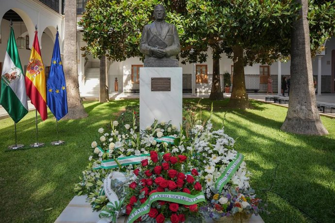 Archivo - Ofrendas florales bajo el busto de Blas Infante durante el acto conmemorativo del 139 aniversario del nacimiento de Blas Infante, en una imagen de archivo.