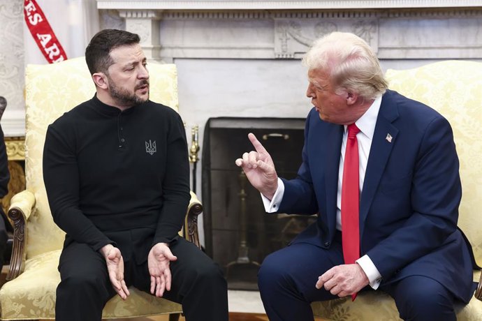 28 de fevereiro de 2025, Washington, Distrito de Columbia, EUA: O presidente ucraniano Volodymyr Zelensky (à esquerda) conversa com o presidente dos EUA, Donald Trump (à direita), no Salão Oval da Casa Branca em Washington, DC, EUA, em 28 de fevereiro de 