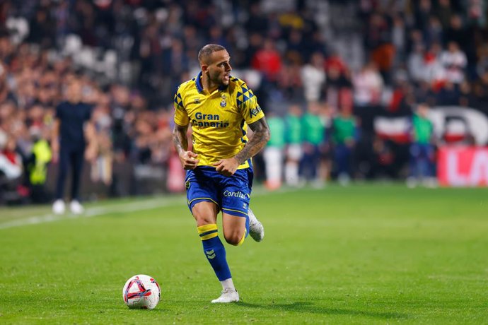 Archivo - Sandro Ramirez do UD Las Palmas em ação durante a partida de futebol da Liga Espanhola, LaLiga EA Sports, disputada entre Rayo Vallecano e UD Las Palmas no Estadio de Vallecas em 8 de novembro de 2024, em Madri, Espanha.