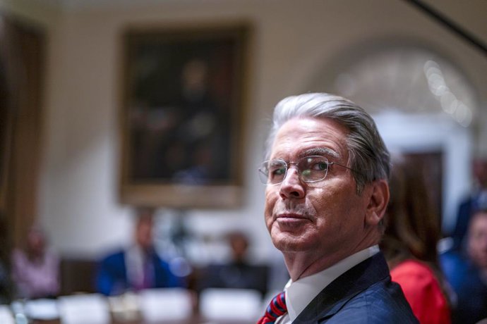 26 de fevereiro de 2025, Washington, Distrito de Columbia, EUA: Secretário do Tesouro dos Estados Unidos, Scott Bessent, durante uma reunião de gabinete na Casa Branca em Washington, DC, EUA, na quarta-feira, 26 de fevereiro de 2025. A exigência de Elon M