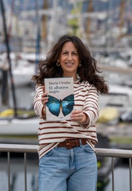 La escritora María Oruña posa con su nuevo libro, 'El albatros negro' en el Puerto de Vigo.
