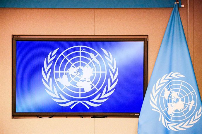 Archivo - February 6, 2025, New York, New York, USA: The United Nations Logo on a screen with the UN flag next to it.