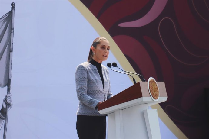 A presidente do México, Claudia Sheinbaum Pardo, durante a cerimnia do funeral de Estado em comemorao ao 500 aniversário da execuo de Cuauhtémoc, o último hueytlatoani do império mexicano, na praa principal Zocalo, em 28 de fevereiro de 2025, na 