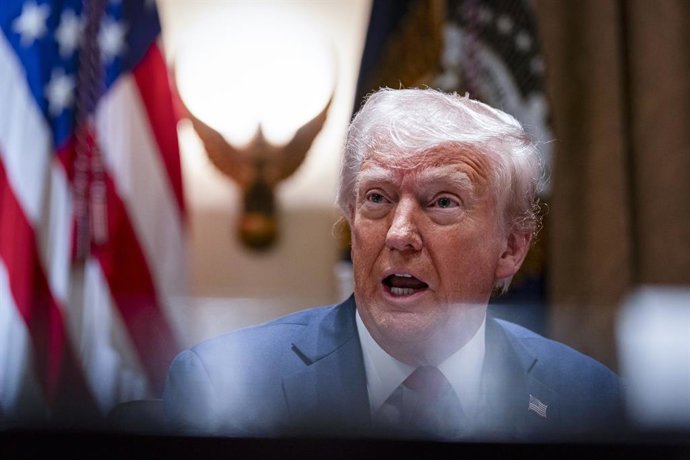 26 de fevereiro de 2025, Washington, Distrito de Columbia, EUA: O presidente dos Estados Unidos, Donald Trump, fala durante uma reunião de gabinete na Casa Branca em Washington, DC, EUA, na quarta-feira, 26 de fevereiro de 2025. A exigência de Elon Musk d